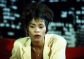 Whitney Houston już za życia stała się legendą. Niestety, była też bardzo mocno krytykowana za zaprzepaszczenie swojej kariery z powodu uzależnienia od narkotyków. Whitney Houston ukrywała swój nałóg przed światem. Wokalistka zmarła podczas kąpieli, topiąc się tuż po zażyciu mieszanki środków odurzających i lekarstw. 