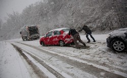 Atak zimy na Węgrzech. Opóźnione pociągi, brak prądu, zakaz jazdy ciężarówek [FOTO]