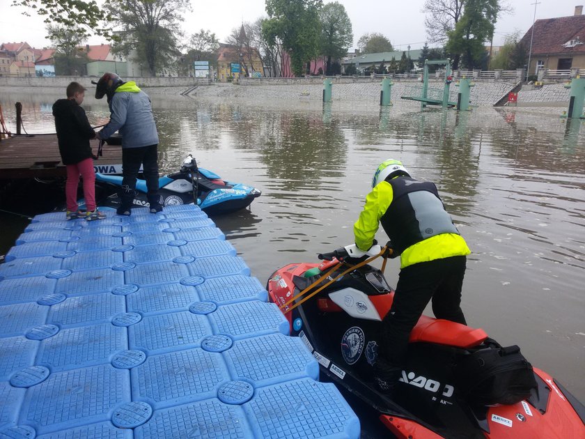 Przepłynęli Polskę na skuterach