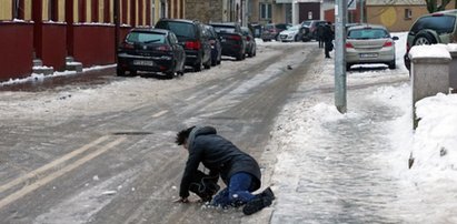 Śliskie chodniki i jezdnie. Kto musi zapłacić za wypadki i szkody?