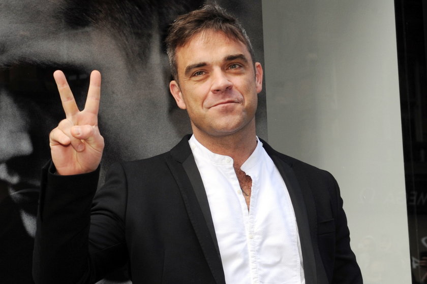 Robbie Williams w garniturze