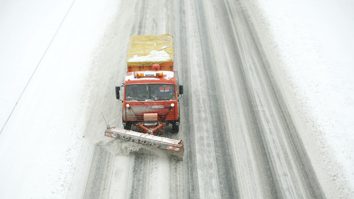 Zima wraca na dobre - ostrzegają synoptycy Instytutu Meteorologii i Gospodarki Wodnej. W wielu miejscach w całej Polsce pada śnieg i marznący deszcz. Jest ślisko.
