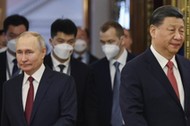 Prezydent Chin Xi Jinping i prezydent Rosji Władimir Putin wchodzą do sali, aby wziąć udział w rozmowach Rosja-Chiny w wąskim formacie na Kremlu w Moskwie, Rosja, 21 marca 2023 r.