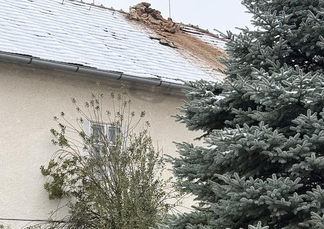 Zemetrasenie poškodilo 350-ročný katolícky kostol v obci Báč.