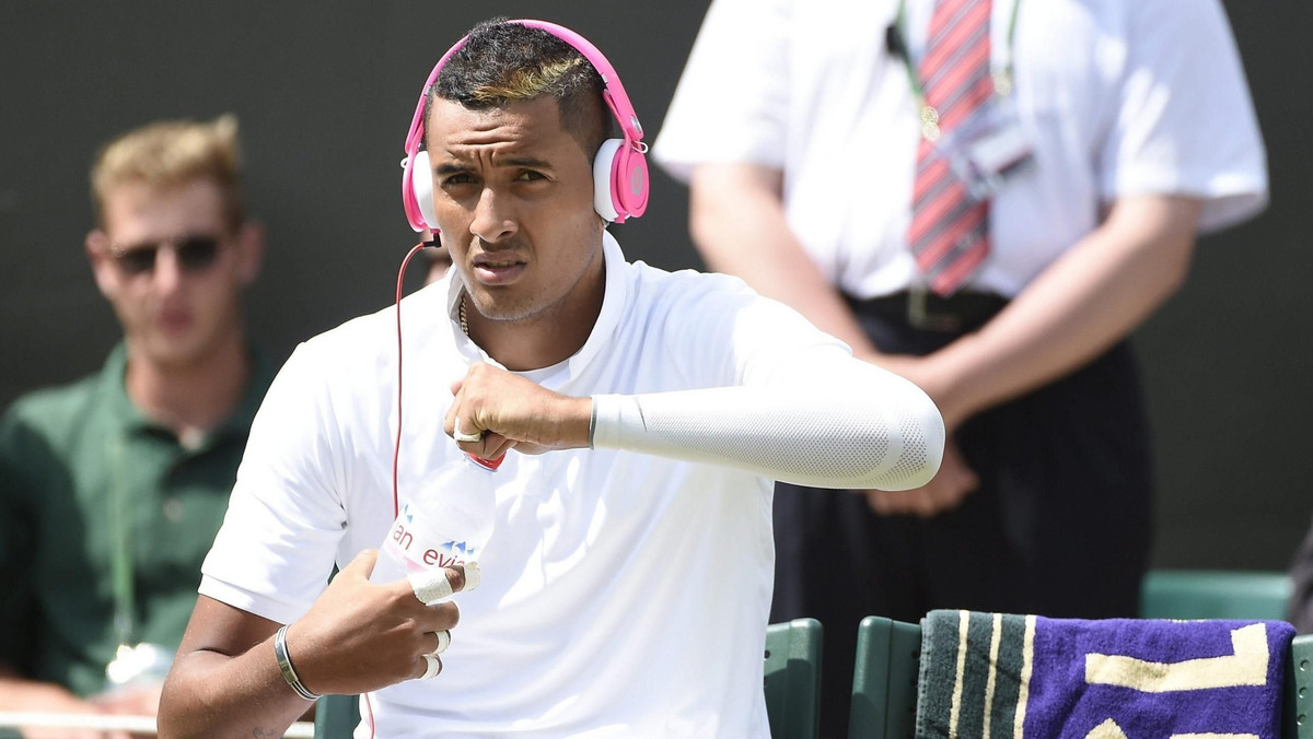 - Kokkinakis stukał twoją dziewczynę. Przepraszam, że ci to mówię, stary - dokładnie tymi słowami zwrócił się w trakcie meczu do Stana Wawrinki Nick Kyrgios. Australijski tenisista chciał zdeprymować bardziej utytułowanego rywala, ale teraz zapewne poniesie surowe konsekwencje. Na jego nieszczęście całą sytuację zarejestrowały kamery, a słowa zostały przechwycone przez mikrofony.