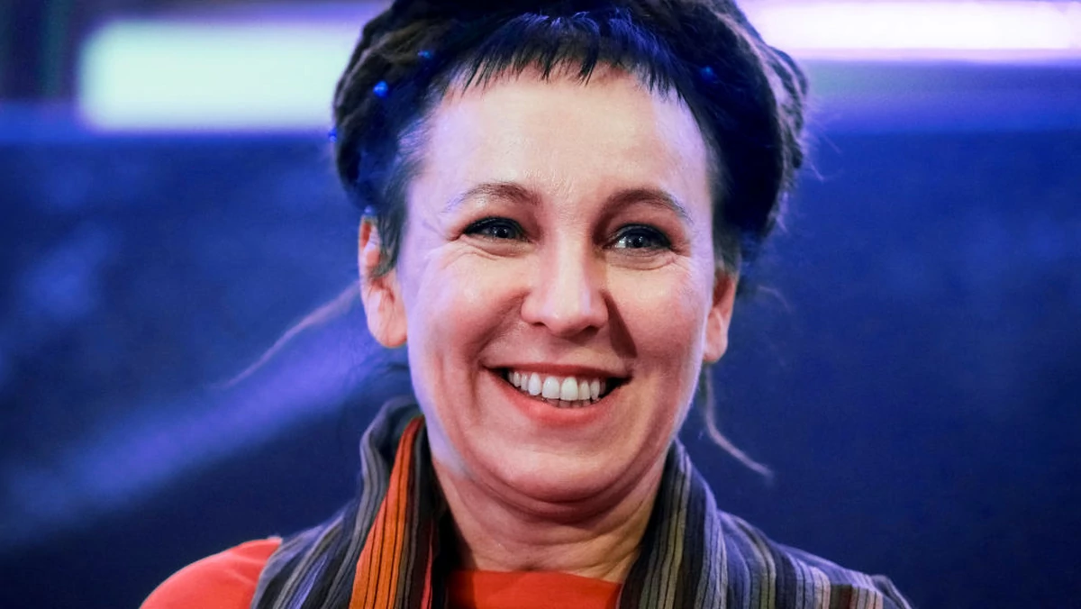 Olga Tokarczuk przekazuje replikę medalu noblowskiego dla WOŚP