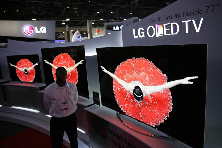 LG pochwaliło się natomiast 77-calowym elastycznym telewizorem 4K (OLED).