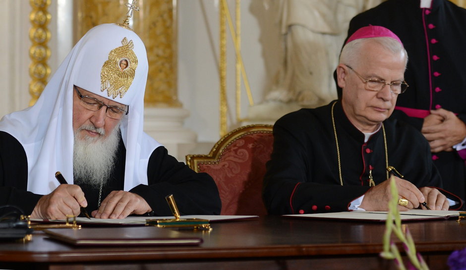 Patriarcha Cyryl I i przewodniczący Konferencji Episkopatu Polski abp Józef Michalik podpisują apel o pojednania narodów Polski i Rosji