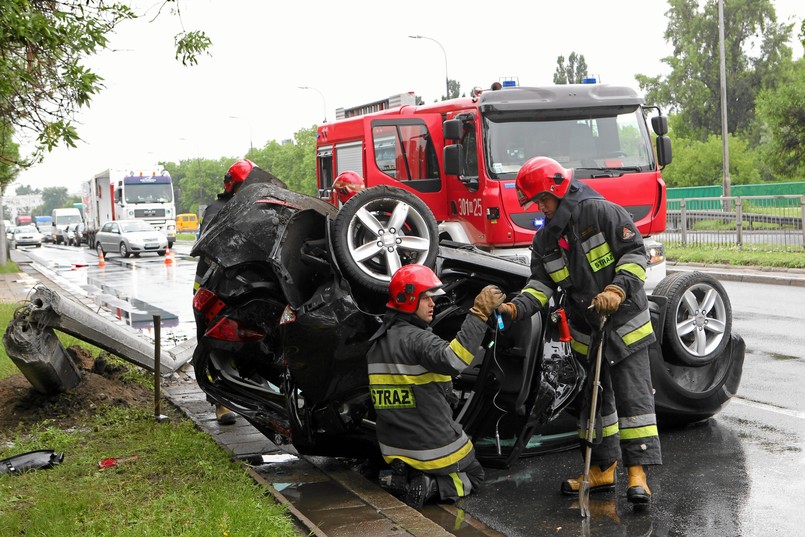 "Przygotowując się do drogi nie zakładamy, że w trakcie jazdy przydarzy nam się coś złego. Bagatelizujemy zagrożenia i zapominamy o zapięciu pasów, a bagaż układamy tak, by mieć go pod ręką. Konsekwencje bywają tragiczne. W 2012 roku, na 37 046 wypadków 2 934 skończyło się wywróceniem pojazdu. W ich wyniku zginęło 225 osób, a 3737 zostało rannych" - mówi Radosław Jaskulski, instruktor Szkoły Auto Skoda