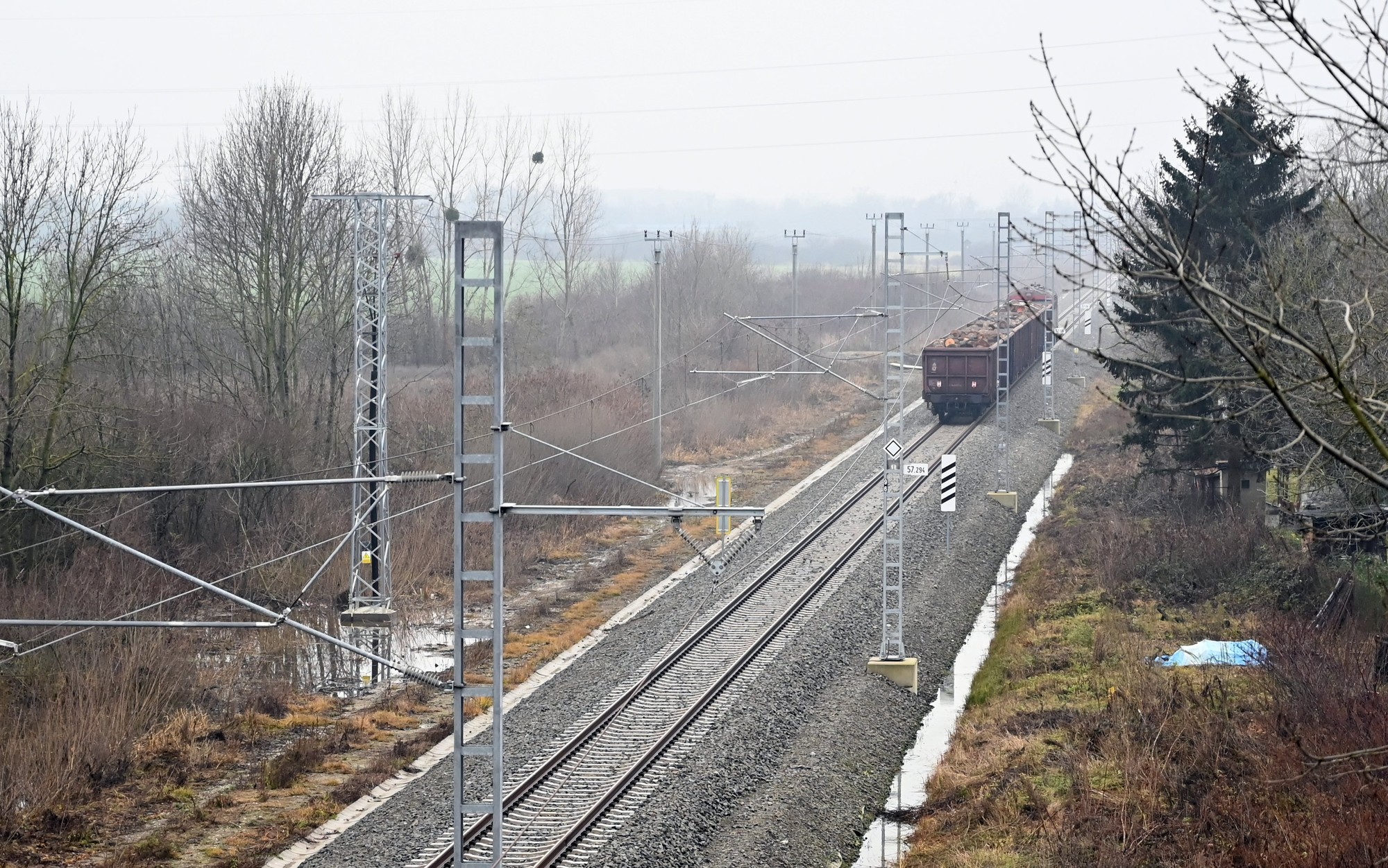 Nový úsek železničnej trate po ukončení elektrifikácie a komplexnej rekonštrukcie trate Bánovce nad Ondavou – Humenné pri obci Brekov. 