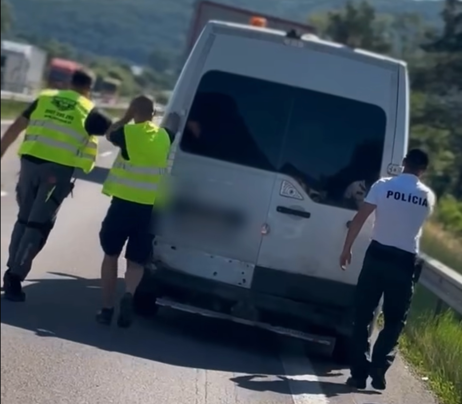 Pri dopravnej nehode na R1 v smere na Zvolen sa ľahko zranil človek. 