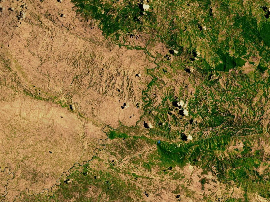Zdjęcie przedstawia granicę między Haiti (teren suchy z lewej strony), a Republiką Dominikany (teren zielony po prawej)