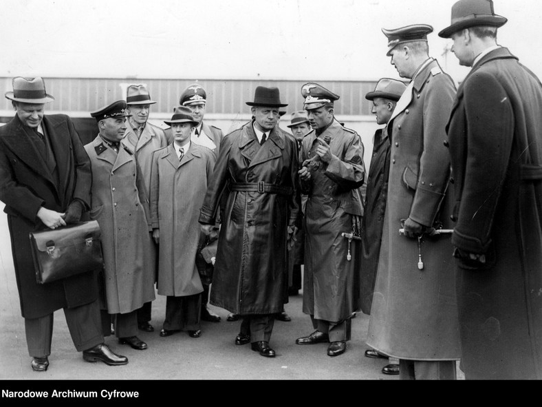 Minister spraw zagranicznych Rzeszy Joachim von Ribbentrop (czwarty z lewej) przed odlotem do Moskwy. Widoczny ambasador radziecki w Berlinie Aleksander Szkwarcew (pierwszy z lewej)