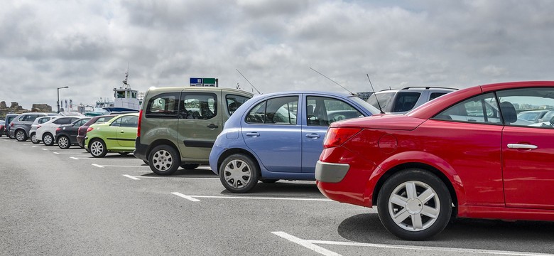 Stawka parkingowa uzależniona od średniej pensji? Ministerstwo rozważa kolejny wariant
