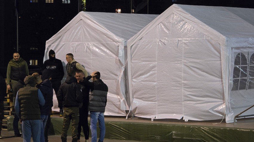 Novi šatori ispred Skupštine