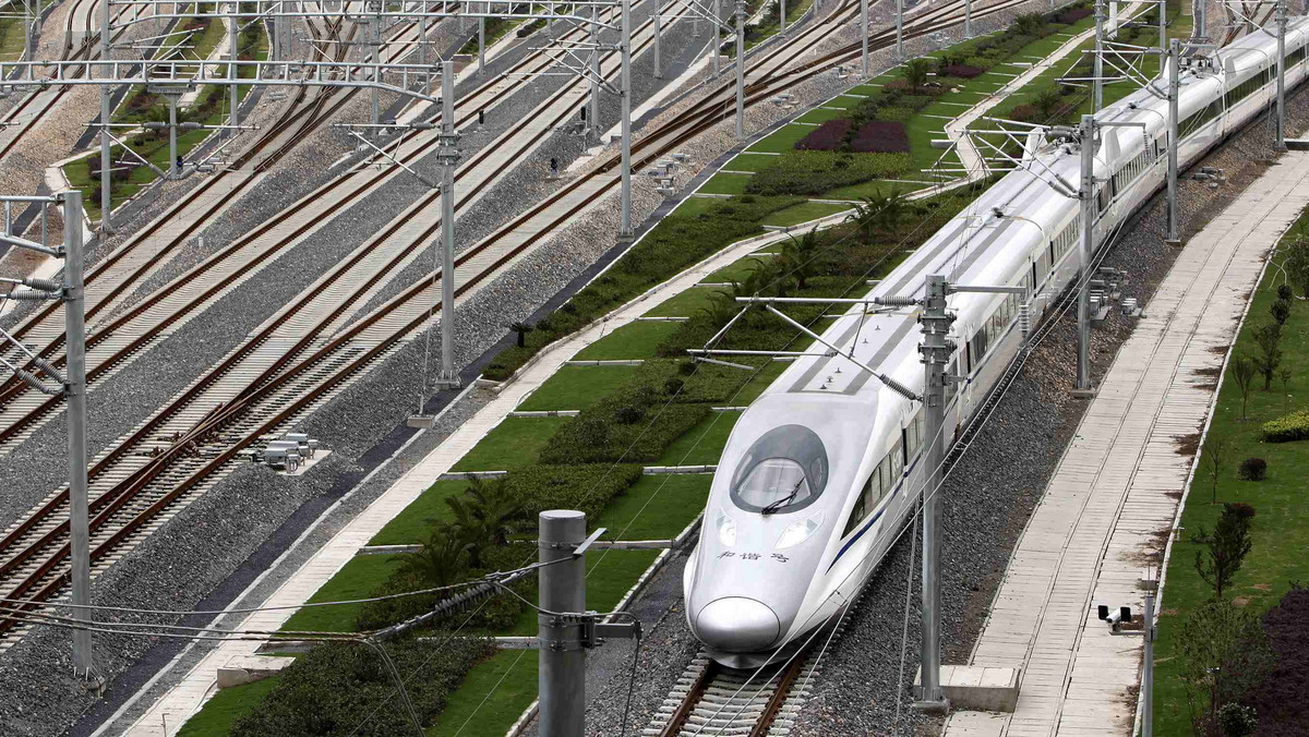Chiński pociąg pasażerski ustanowił nowy rekord prędkości: podczas jazdy próbnej jechał 486 km na godzinę - poinformowało chińskie ministerstwo ds. kolei. Próbę przeprowadzono na jeszcze nie otwartej trasie łączącej Pekin z Szanghajem.