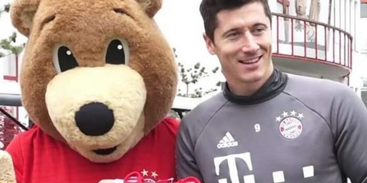 Robert Lewandowski przyjął prezenty dla Klary od Bayernu Monachium