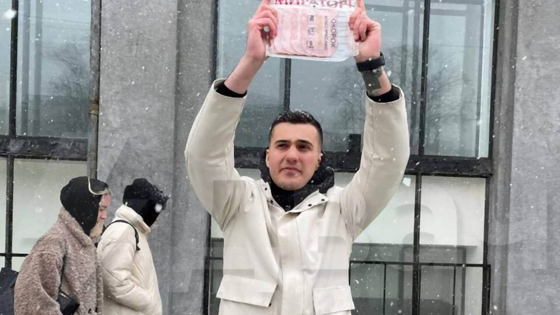 Była biała kartka, teraz paczka szynki. Mężczyzna w Moskwie zatrzymany za protest przeciw wojnie
