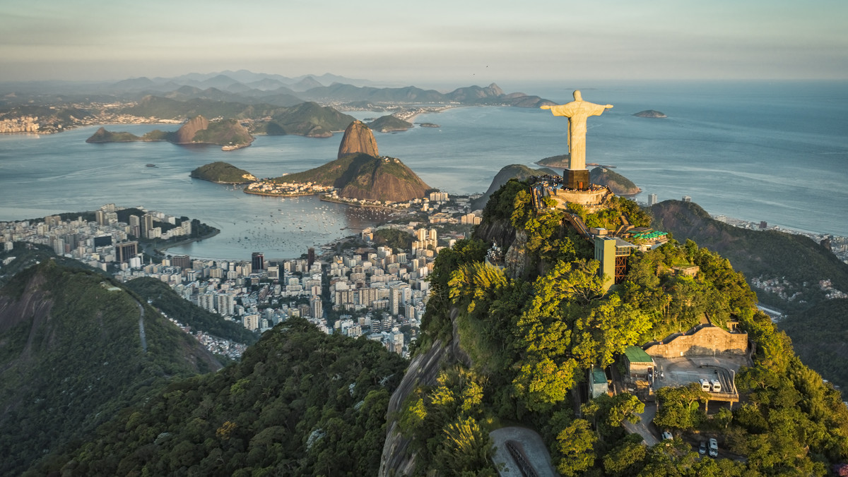 Tegoroczny gospodarz Igrzysk Olimpijskich to miasto niezwykłe. Interesujące na tyle, by liczby ciekawostek pozazdrościć mogłyby mu niektóre państwa świata. Przedstawiamy zatem interesujące fakty o Rio de Janeiro, o których mało kto słyszał. Dzięki nim z pewnością zaskoczycie swoich znajomych podczas wspólnego śledzenia sportowej rywalizacji.