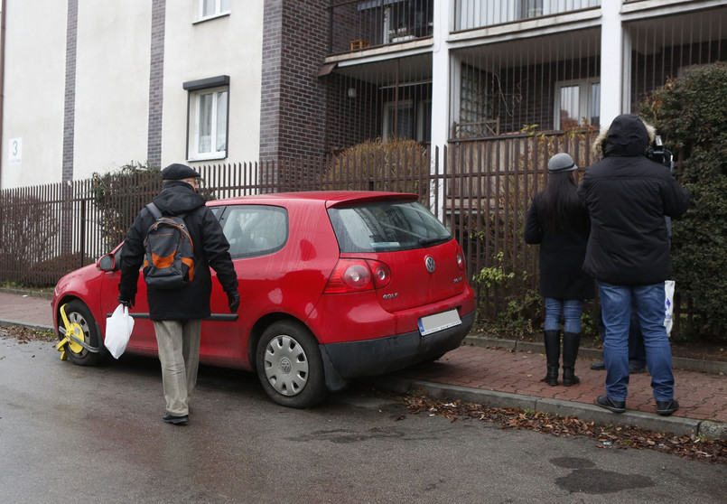 Afera rozpoczęła się od telefonu krakowianina, który przedstawić się miał jako sąsiad prezydenta. Właśnie w ten sposób straż miejska dowiedziała się o źle zaparkowanym czerwonym volkswagenie golfie (taki samochód jest wpisany w oświadczeniu majątkowym prezydenta Andrzeja Dudy). Ponieważ auto nie pozostawiło na chodniku 1,5 m na przejście dla pieszych, strażnicy na koło auta założyli blokadę.