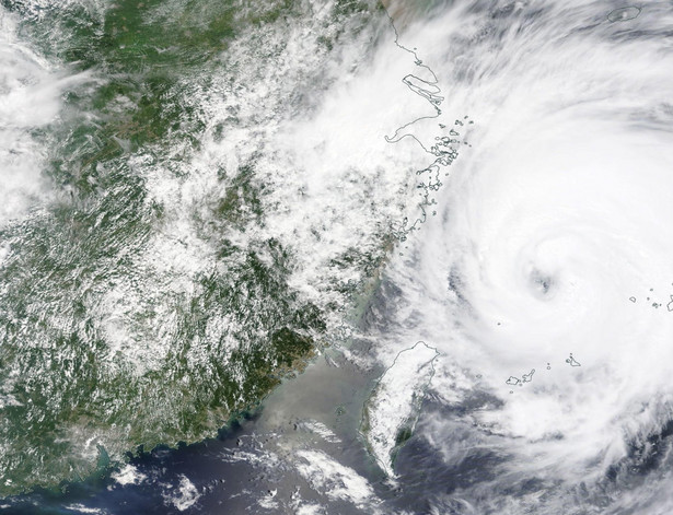 Tajfun In-Fa uderzył w okolice Szanghaju w Chinach