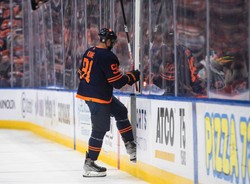Bruins wygrali szósty mecz z rzędu. Trwa świetna seria Oilers [WIDEO]