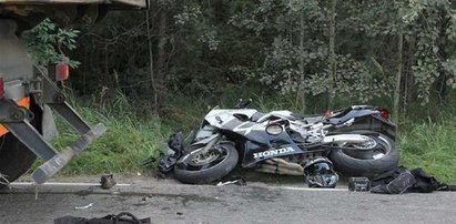 Motocyklista wbił się w naczepę. Nie żyje. FOTY