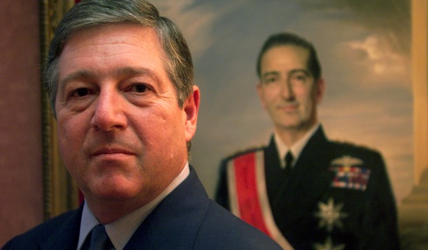 Prestolonaslednik ispred očevog portreta