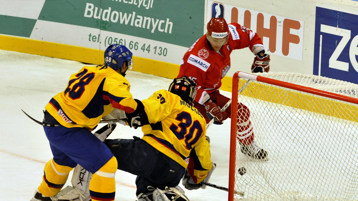 Reprezentacja Polski bardzo udanie zaczęła w Sanoku międzynarodowy turniej Euro Ice Hockey Challange. Biało-Czerwoni rozgromili reprezentację Rumunii aż 9:0, nie napotkawszy większego oporu ze strony mało doświadczonych i dużo słabszych rywali. W sobotę rywalem kadry będzie Holandia.