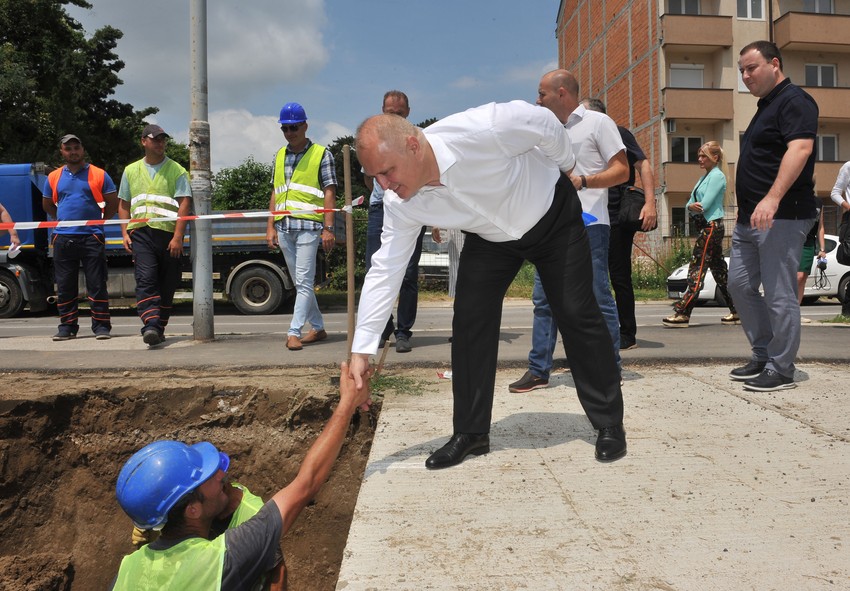 Vesić se pozdravlja sa radnikom