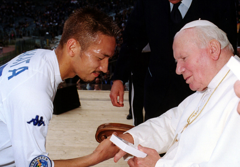 Hidetoshi Nakata podczas spotkania z papieżem, które zrobiło na nim ogromne wrażenie.