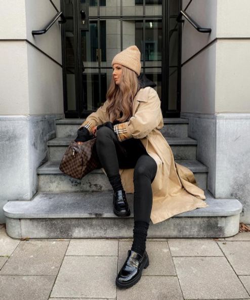 Le Speedy Bag du créateur de luxe Louis Vuitton est mondialement connu. Ici, il est porté par la coiffeuse artistique et maquilleuse Verena Ahmann.