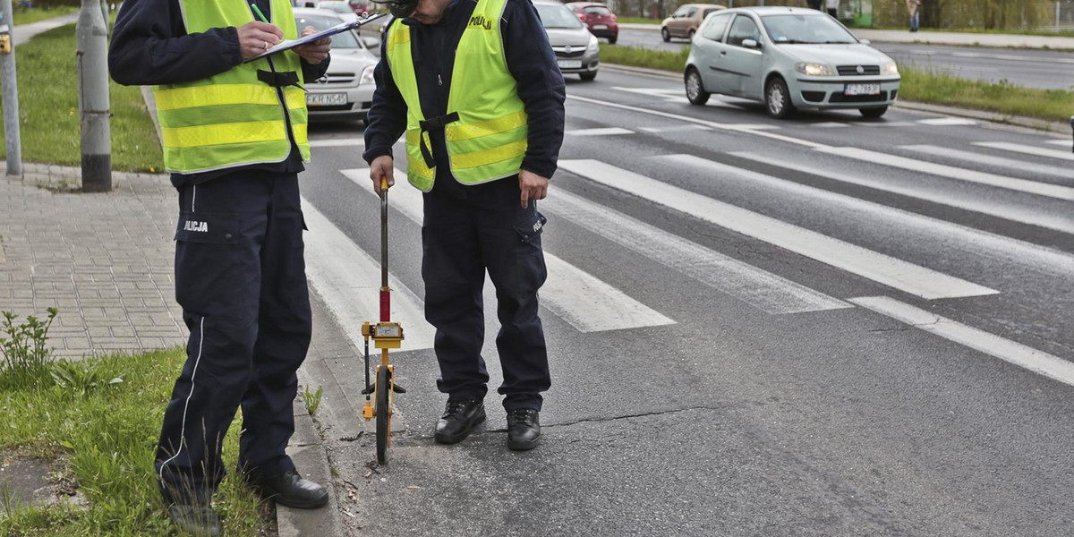 Pchnął kobietę wprost pod nadjeżdżające auto. Policja szuka świadków