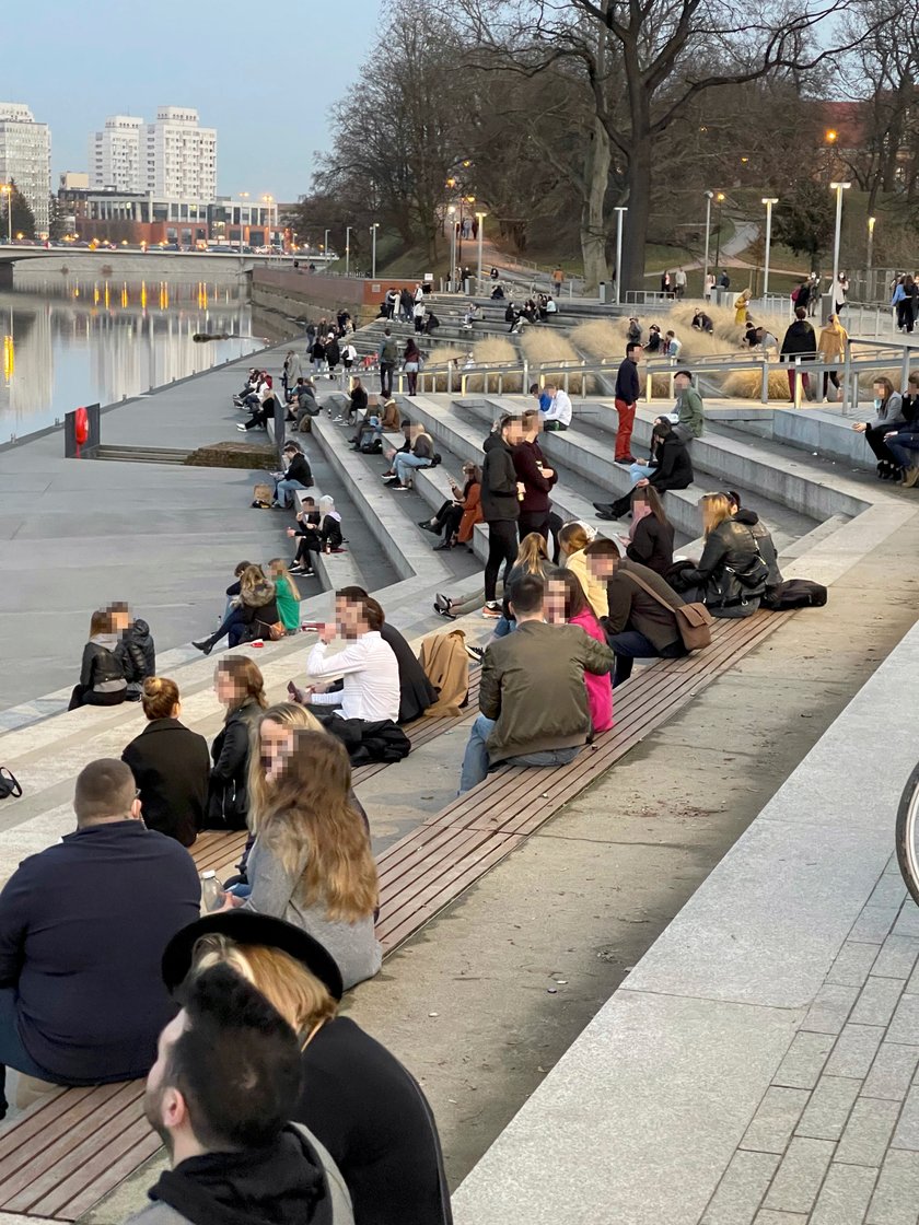 Wrocławianie korzystają z pogody... bez maseczek!