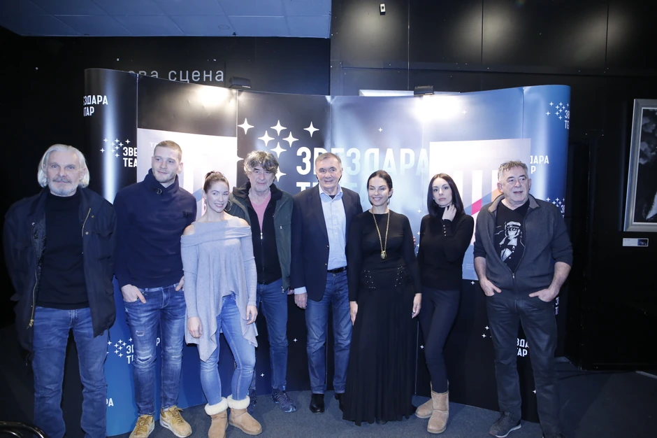 Glumačka ekipa i reditelj sa čelnikom Zvezdara teatra Duškom Kovačevićem