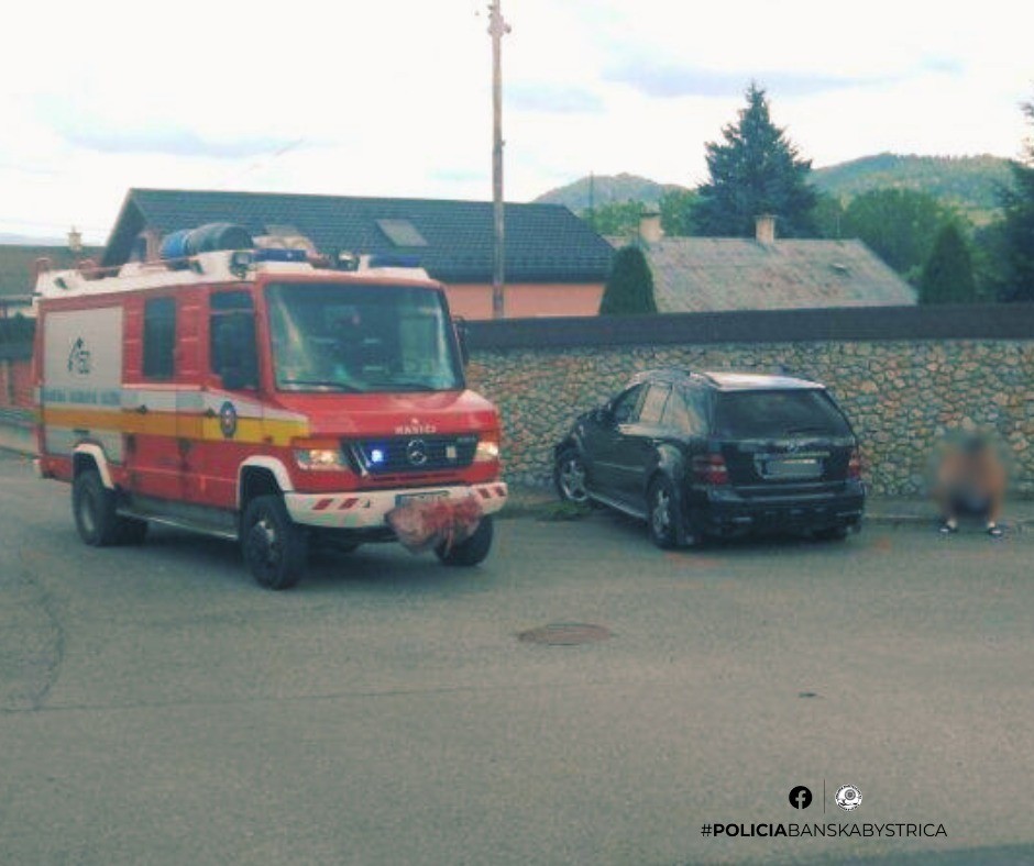 Vodič skončil s autom v plote rodinného domu. 