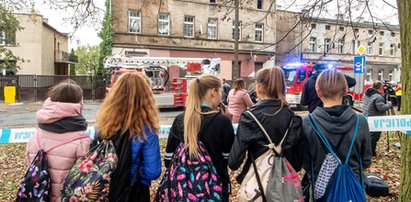 Płacz w Inowrocławiu. Ludzie przynoszą maskotki i znicze pod kamienicę