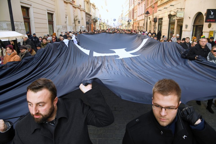 Na płytę Rynku Głównego przed Wieżą Ratuszową w Krakowie wniesiono kir z herbem Gdańska