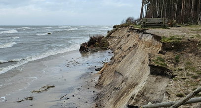 Sztorm na Bałtyku. Fale zjadły kawałek lądu