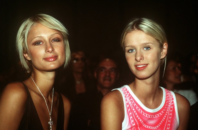 Paris sa sestrom Niki 2002. godine 