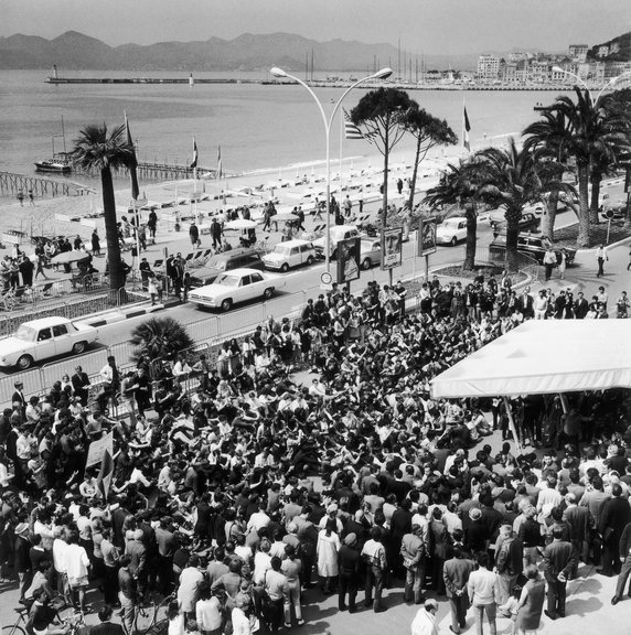 Tłum przed The Palais na Festiwalu Filmowym w Cannes w 1968 r.