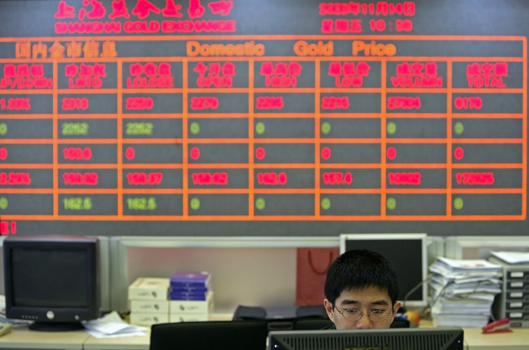 Gorączkę złota widać też w statystykach giełd i platform, na których handluje się złotem. Obroty na 10-letniej giełdzie Shanghai Gold Exchange w okresie od 2004 do 2011 roku rosły w tempie 40 proc. rocznie. BullionVault, największy na świecie serwis internetowy oferujący inwestycje w złoto po cenach spot, podaje, że z jego usług korzysta 41 500 aktywnych inwestorów. Za pomocą tej platformy kupili już sztabki warte 2,2 mld dol. To więcej niż wartość złota znajdująca się w oficjalnych  rezerwach banku centralnego Brazylii. Na zdjęciu giełda Shanghai Gold Exchange.