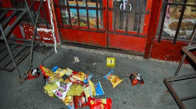 A férfi különféle élelmiszerunt próbált meg ellopni az üzletből / Fotó: police.hu