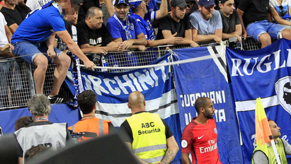 Zászlórúddal verte a PSG sztárját, másfél évre tiltották ki a stadionból a szurkolót