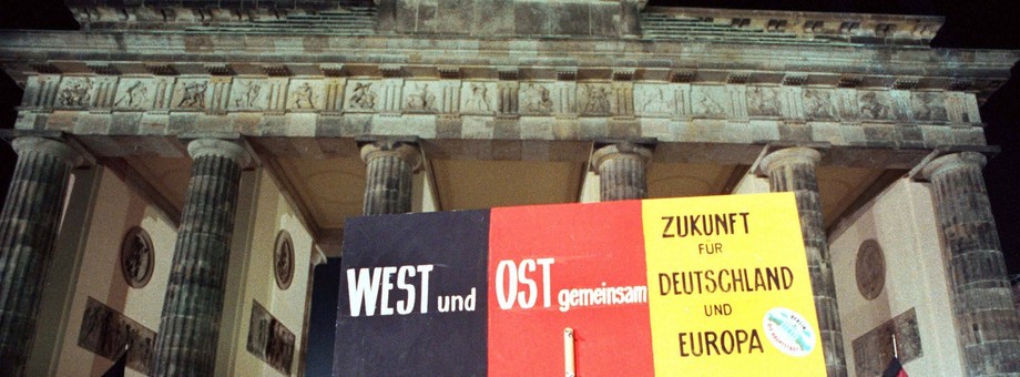 3 października 1990 roku przed Bramą Brandenburską tłumy Niemców świętowały zjednoczenie swego kraju. Na zdjęciu plakat z napisem „zachód i wschód razem – przyszłość Niemiec i Europy”