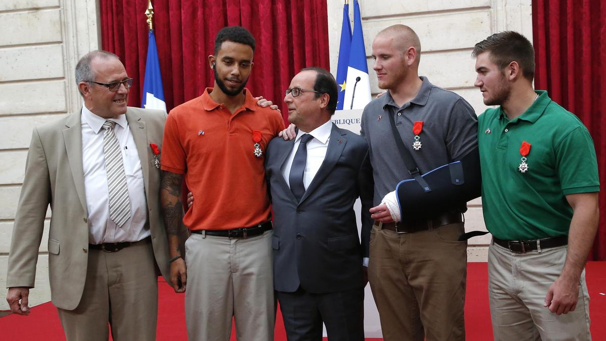 Francja Chris Norman (L), U.S. student Anthony Sadler (2ndL), U.S. Airman First Class Spencer Stone