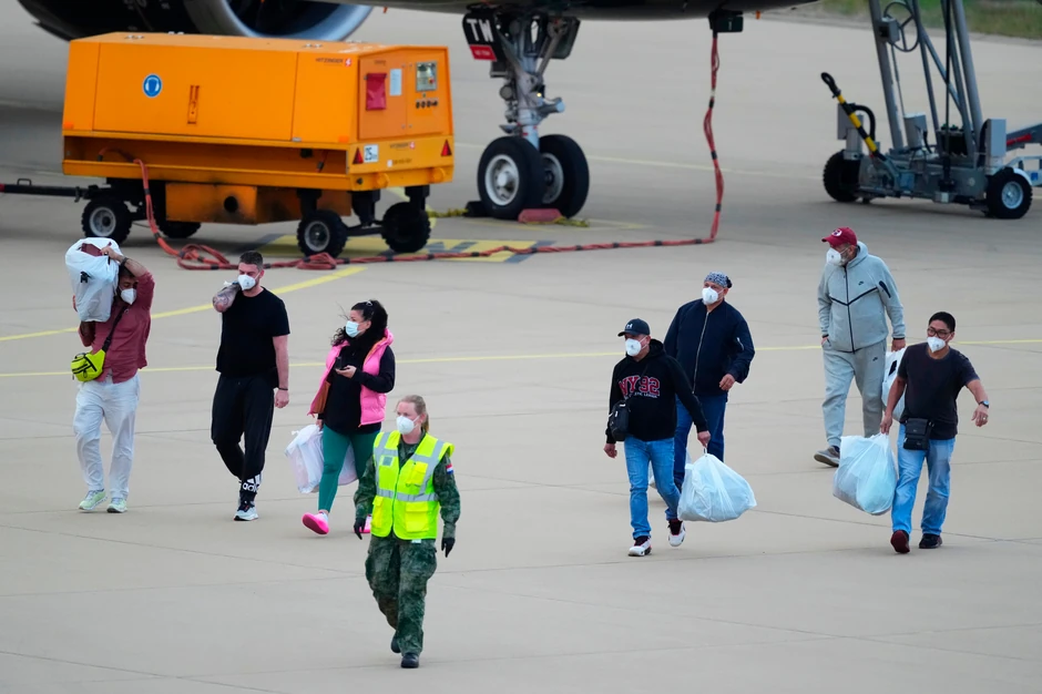 Putnici sa kruzera Hondijus nakon sletanja na aerodrom u Ajdhovenu 10. maja