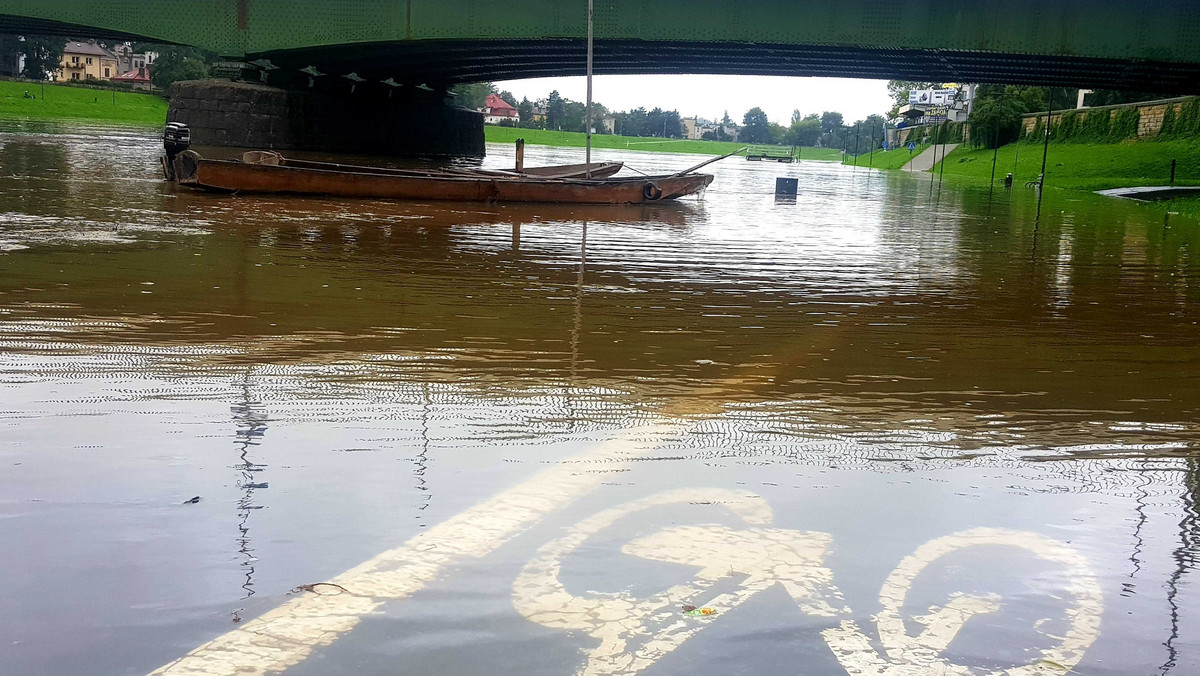 Zalane bulwary w Krakowie, ogłoszono pogotowie przeciwpowodziowe