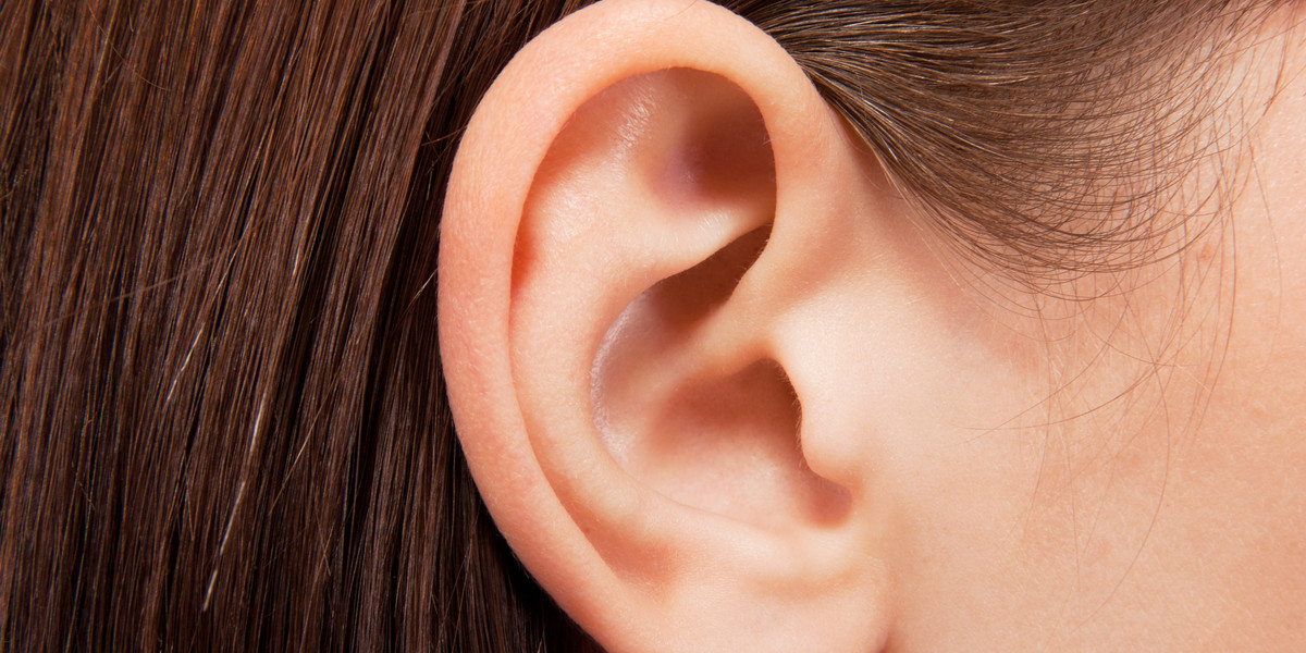 Jak dbać o uszy latem. Co może być przyczyną bólu?