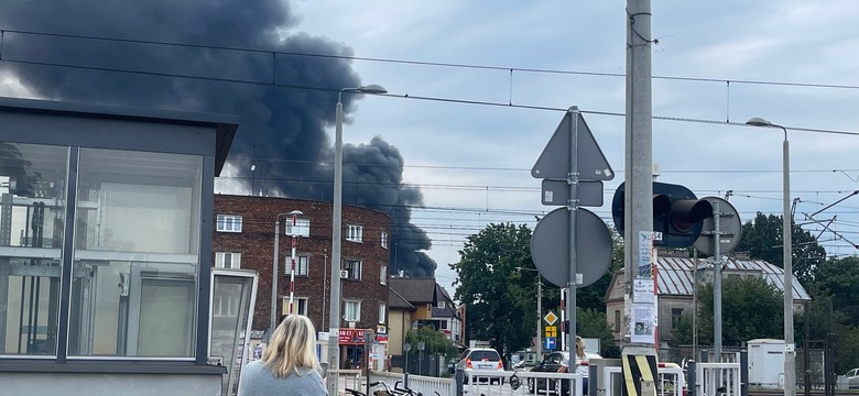 Pożar w hurtowni fajerwerków. Apel władz Kobyłki o nieotwieranie okien